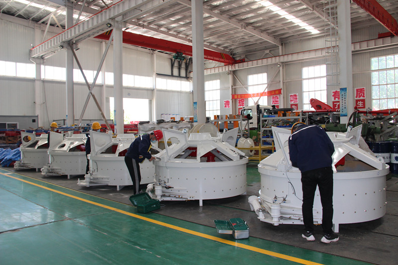 科尼樂(lè)機(jī)械工人認(rèn)真工作中